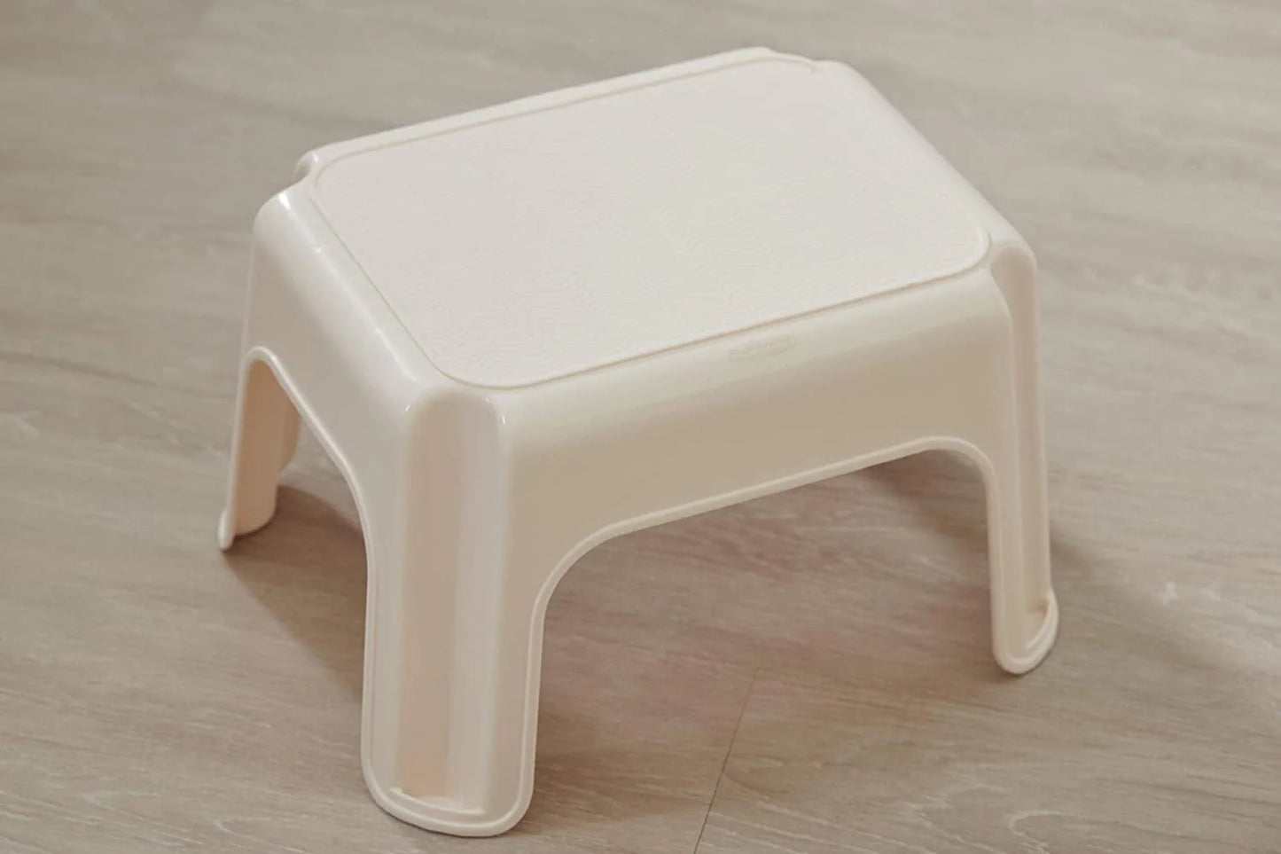 Rubbermaid Roughneck Step Stool, Bisque, Lightweight, Holds up to 300 pounds, Ideal for Kitchen and Bath, Skid-Resistant