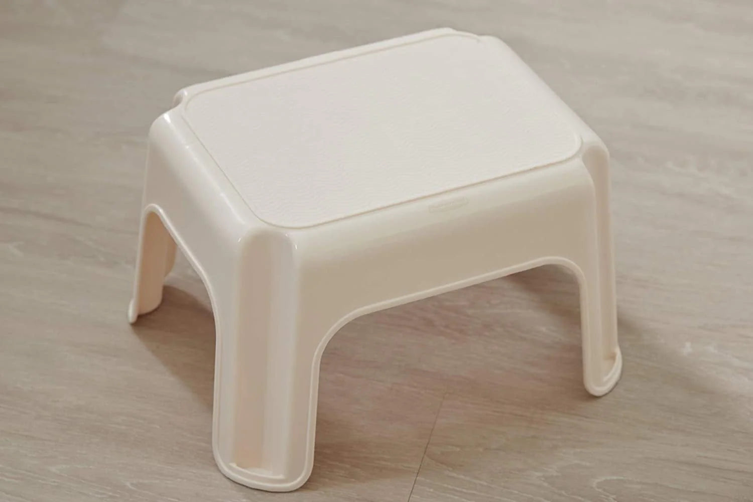 Rubbermaid Roughneck Step Stool, Bisque, Lightweight, Holds up to 300 pounds, Ideal for Kitchen and Bath, Skid-Resistant